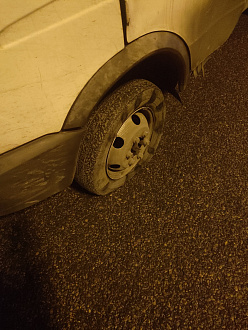 Нужен домкрат взорвалось переднее перекинуть надо одно колесо сзада на перед  вытащить застрявшую машину не указано