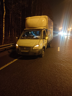 Нужен домкрат взорвалось переднее перекинуть надо одно колесо сзада на перед  вытащить застрявшую машину не указано