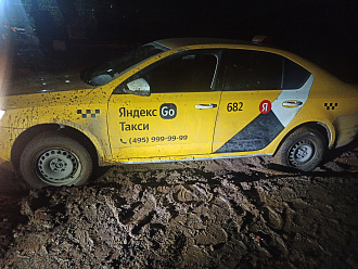 помогите,  вытащить застрявшую машину Shkoda aktaviya