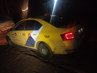 помогите,  вытащить застрявшую машину Shkoda aktaviya