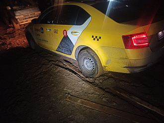 помогите,  вытащить застрявшую машину Shkoda aktaviya