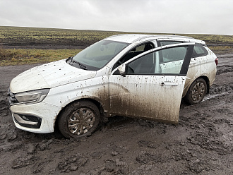 помогите пожалуйста, застряла на выезде из поля вытащить застрявшую машину Lada vesta sw
