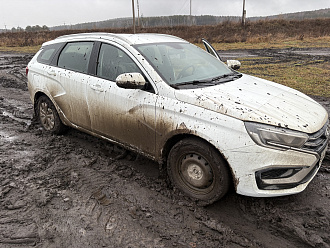 помогите пожалуйста, застряла на выезде из поля вытащить застрявшую машину Lada vesta sw