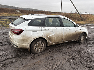 помогите пожалуйста, застряла на выезде из поля вытащить застрявшую машину Lada vesta sw