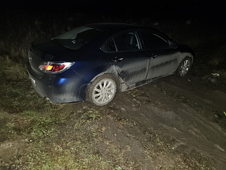 помогите пожалуйста,  съехал в поле на грунт застрял вытащить застрявшую машину Mazda 6