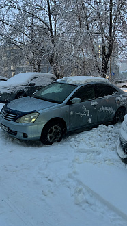 прошу помощи, застряла во дворе  вытащить застрявшую машину Тойота аллион
