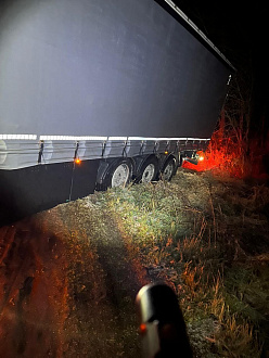 прошу помощи, занесло на дороге , не могу выбраться , буксует,  вытащить застрявшую машину Ман