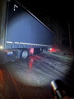 прошу помощи, занесло на дороге , не могу выбраться , буксует,  вытащить застрявшую машину Ман