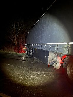 прошу помощи, занесло на дороге , не могу выбраться , буксует,  вытащить застрявшую машину Ман