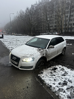 помогите пожалуйста,  застряла на парковке одним колесом в газоне . Все остальные колеса не затронуты вытащить застрявшую машину Ауди а3