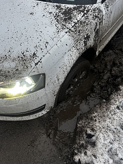 помогите пожалуйста,  застряла на парковке одним колесом в газоне . Все остальные колеса не затронуты вытащить застрявшую машину Ауди а3