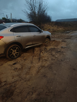 помогите,  дёрнуть, пожалуйста.  вытащить застрявшую машину Хавал ф 7