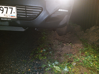 Помогите, застрял на фургоне. Стащило влево с дороги, в грязь. Дернуть назад, дальше сам выеду вытащить застрявшую машину Sollers Atlant