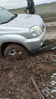 помогите пожалуйста вытащить машину в поле, нужен джип вытащить застрявшую машину Ниссан х трейл, попал в колею и зарылся