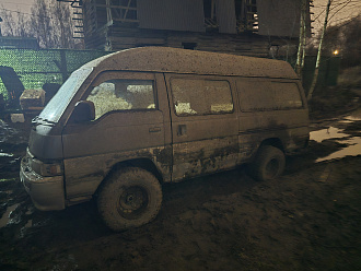 Немного застряли возле дома)трос есть вытащить застрявшую машину не указано