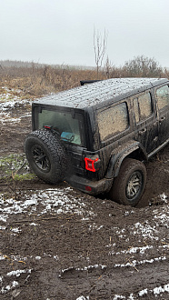 помогите пожалуйста,   вытащить застрявшую машину Jeep