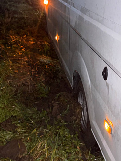 помогите пожалуйста,  при работе застряли, нужна помощь достать, застряли не сильно. вытащить застрявшую машину Газель некст цельнометаллическая, негруженная 