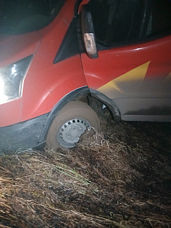 помогите, застрял практически на ровном месте. Нужно было доехать до клиента, дорога на вид была нормальной..прошу помочь в данной ситуации, машина рабочая форд транзит. Застрял на дороге, нужно дотянуть буквально 10 метров до асфальта  вытащить застрявшую машину Форд транзит 