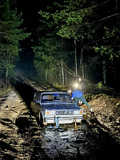прошу помощи, по дороге суслонгер - озеро сайвер застрял, сел на пузо, не могу выехать. Заплачу денег. Нужен кто то с лебедкой вытащить застрявшую машину  лада ваз