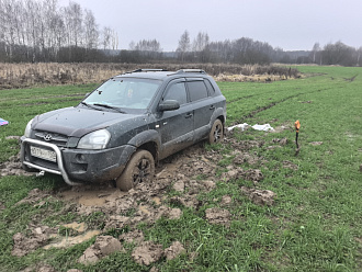 помогите пожалуйста, сели в поле. От дороги примерно 500м.  вытащить застрявшую машину Hyundai Tucson