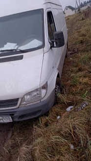 помогите пожалуйста,   вытащить застрявшую машину Мерседес спринтер