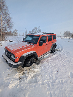 помогите пожалуйста,  закопался в снегу, нет лопаты. Есть трос. От асфальта 50 метров. От твердой поверхности 5м. вытащить застрявшую машину Танк 300