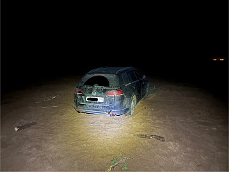 Здравствуйте! Пожалуйста, помогите вытянуть машину — она застряла в песке, закопалась и лежит на днище. Место: недалеко от пос. Озерки по Приморскому шоссе, рядом с пляжем (Ленинградская обл., Выборгский р-н, Приморское городское поселение). От Приморского шоссе — пара минут вытащить застрявшую машину VW Golf Alltrack