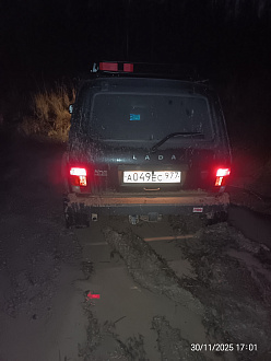 прошу помощи,  застряла нива, лебедка есть, трос 8 метров. Не хватает длины. Нужно помочь дёрнуть.  вытащить застрявшую машину Нива