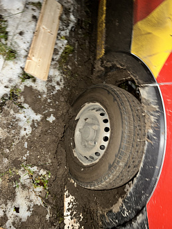 прошу помощи, застрял  вытащить застрявшую машину Ford transit 