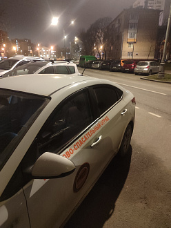 помогите пожалуйста,  сел аккумулятор вытащить застрявшую машину Хендай Солярис 