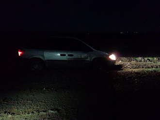 помогите пожалуйста,  друганы товарищи братья, сам в помощи никому не отказываю, вот теперь сам прошу! Застрял в поле, сел на пузо, надо 10 метров протянуть до тверди! Дальше сам! Спасибо! Жду! Благодарочка гарантирована!  вытащить застрявшую машину Додж Караван