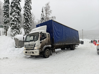 помогите пожалуйста,  застряла машина, необходимо перевезти с нее до места оборудование, до места примерно метров 500 вытащить застрявшую машину не указано