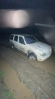 Доброго утречка, застряли в поле на как бы полноприводном форде, решили так сказать попробовать оффроад. Не рассчитали Сили, встали совсем недалеко от дороги в поселке. Метров 30 до дороги. Все способы перепробованны. И домкратом и досками и тд. Надо буквально метр дернуть вытащить застрявшую машину Форд