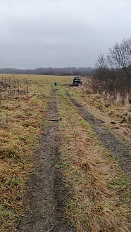помогите пожалуйста,  застрял в поле, вообще не глубоко, но скользко, сдвинуться не могу. До асфальта 50 м, до твердого 5 метров. вытащить застрявшую машину Pajero