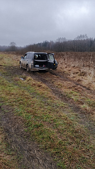 помогите пожалуйста,  застрял в поле, вообще не глубоко, но скользко, сдвинуться не могу. До асфальта 50 м, до твердого 5 метров. вытащить застрявшую машину Pajero
