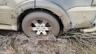 помогите пожалуйста,  застрял в поле, вообще не глубоко, но скользко, сдвинуться не могу. До асфальта 50 м, до твердого 5 метров. вытащить застрявшую машину Pajero