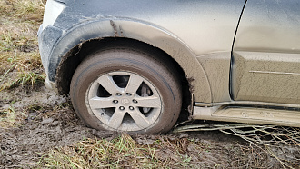 помогите пожалуйста,  застрял в поле, вообще не глубоко, но скользко, сдвинуться не могу. До асфальта 50 м, до твердого 5 метров. вытащить застрявшую машину Pajero