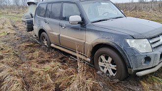 помогите пожалуйста,  застрял в поле, вообще не глубоко, но скользко, сдвинуться не могу. До асфальта 50 м, до твердого 5 метров. вытащить застрявшую машину Pajero