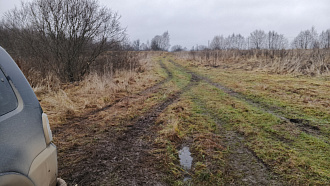 помогите пожалуйста,  застрял в поле, вообще не глубоко, но скользко, сдвинуться не могу. До асфальта 50 м, до твердого 5 метров. вытащить застрявшую машину Pajero