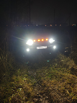 помогите, прямо у самого выезда на нормальную дорого встал немного на брюхо, даже лебедки с собой нет, до нормальный дороги 3 метра не хватило вытащить застрявшую машину Tank300