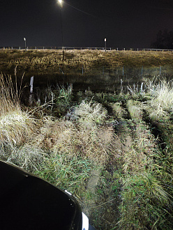 помогите, прямо у самого выезда на нормальную дорого встал немного на брюхо, даже лебедки с собой нет, до нормальный дороги 3 метра не хватило вытащить застрявшую машину Tank300