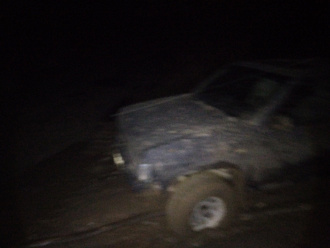 помогите пожалуйста,  повисли вытащить застрявшую машину Ниссан