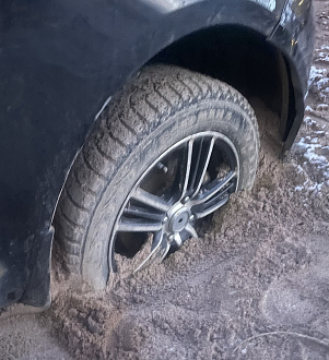 прошу помощи, закопалась машина в песок  вытащить застрявшую машину Kia rio