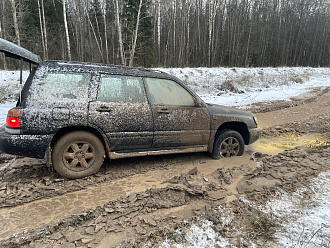 помогите пожалуйста, вывесились три колеса разом вытащить застрявшую машину Subaru Forester