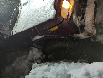 прошу помощи, нужно вытащить машину, застряли в поле  вытащить застрявшую машину Lads niva