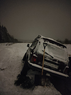прошу помощи, нужно вытащить машину, застряли в поле  вытащить застрявшую машину Lads niva