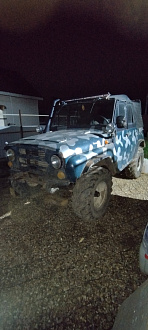 помогите пожалуйста,   стоит в поле,дотащить до дома или до сервака в районе 5-7 км мосты отсоеденю ,чтоб катился,один не могу две машины утащить,должен был сосед помочь ,в итоге он нажрался,УАЗик большой на белках вытащить застрявшую машину УАЗик 