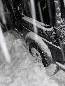 помогите пожалуйста,  застрял в лесу, нужен хороший высокий джип на всякий случай с длинным тросом  вытащить застрявшую машину Нива 