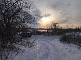 помогите пожалуйста,   на дороге задние колеса провалились в подзамершую калею.Крюка нет вытащить застрявшую машину Фольксваген тигуан