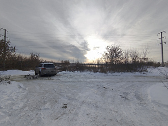 помогите пожалуйста,   на дороге задние колеса провалились в подзамершую калею.Крюка нет вытащить застрявшую машину Фольксваген тигуан